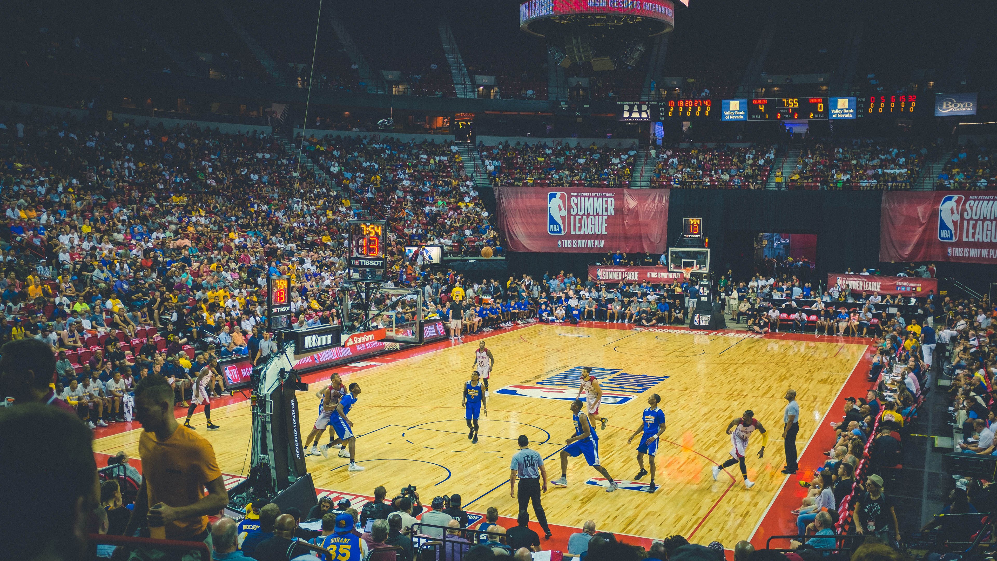 体操全能比赛竞争异常激烈